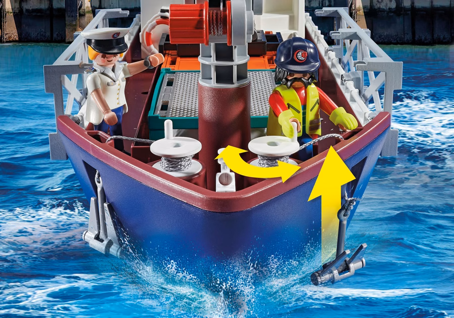 Buque de carga con barco