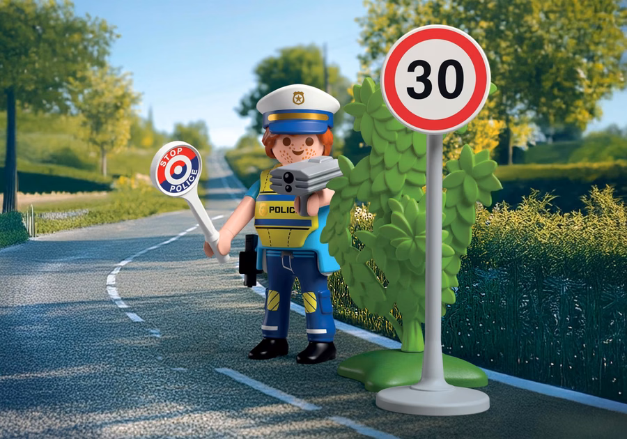 Agente de policía con detector de velocidad