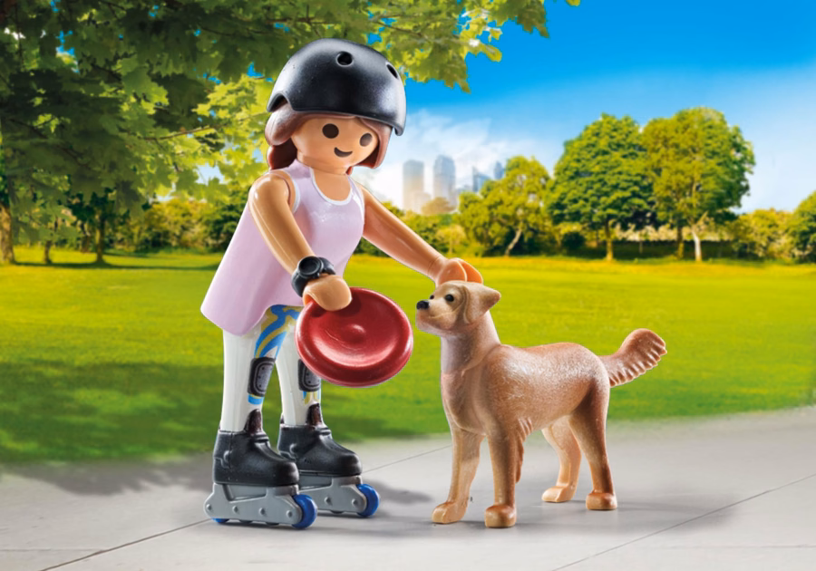 Patinador con perro cobrador